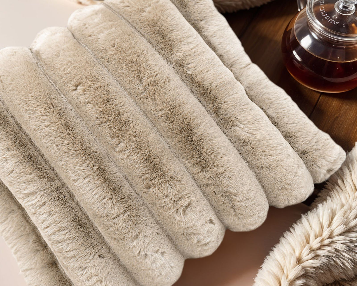 Rib Rabbit Fur Sierkussen Zand