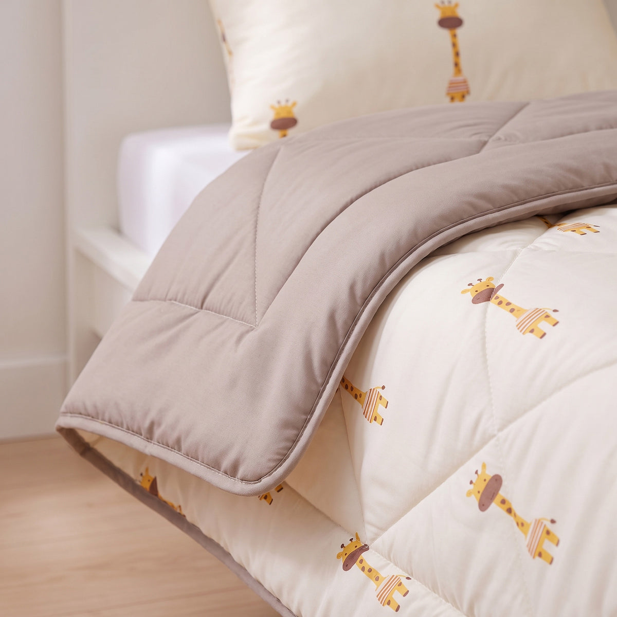 Kinderdekbed Zonder Overtrek Giraf Beige – Wasbaar 140 x 200 cm