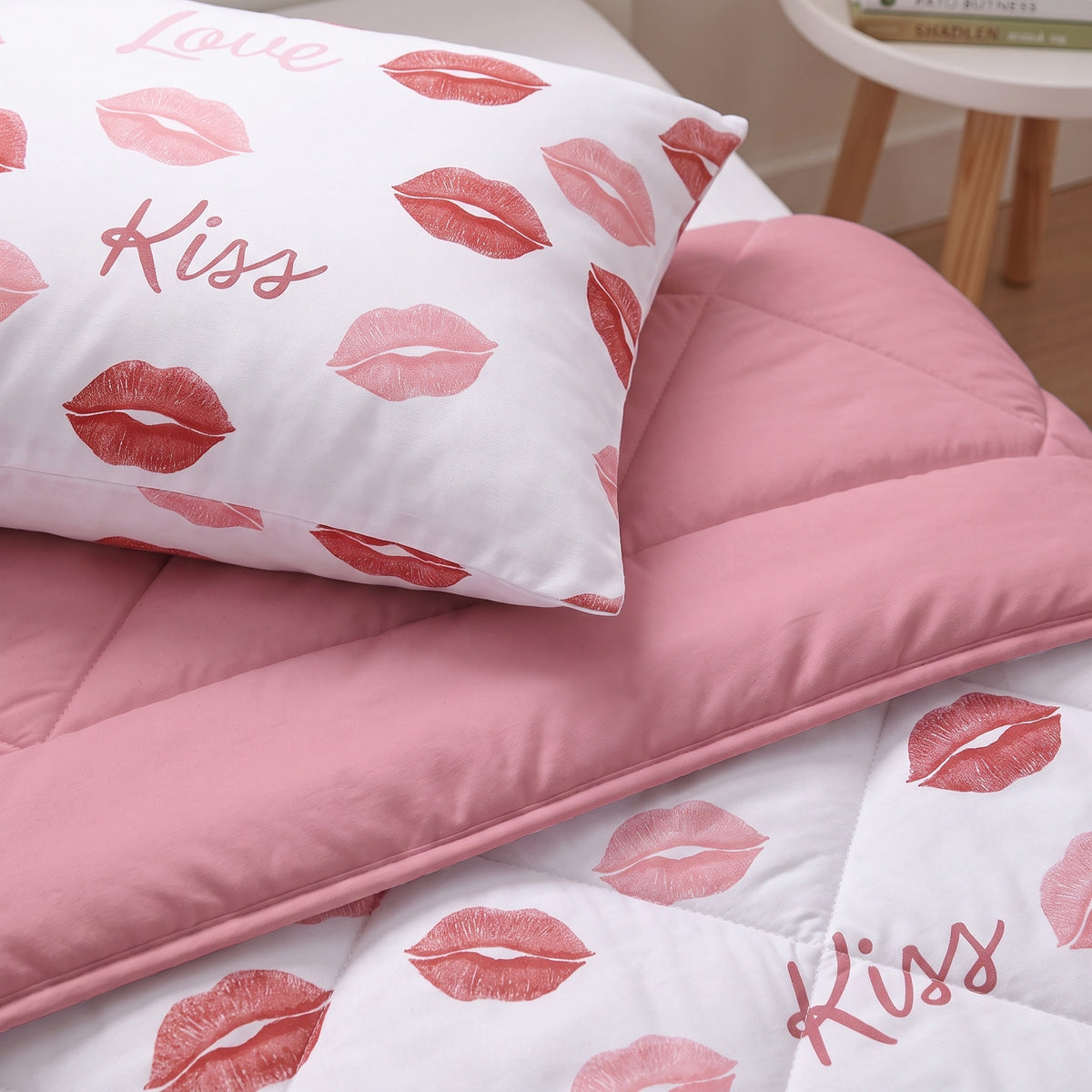 Kinderdekbed Zonder Overtrek Kusjes Wit – Wasbaar 140 x 200 cm