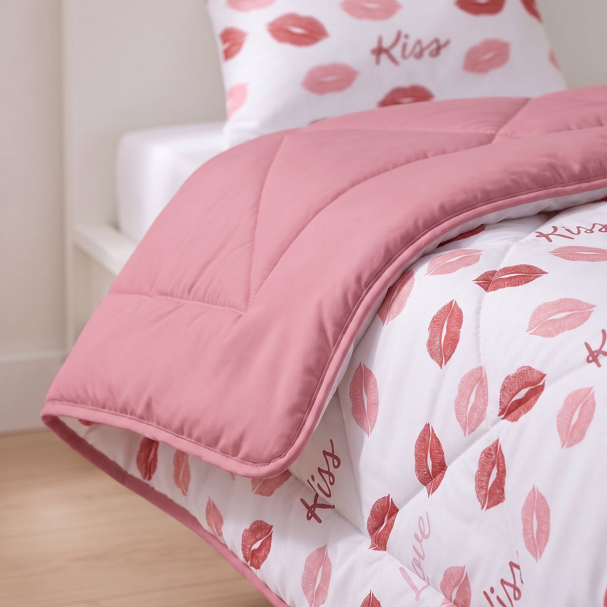 Kinderdekbed Zonder Overtrek Kusjes Wit – Wasbaar 140 x 200 cm