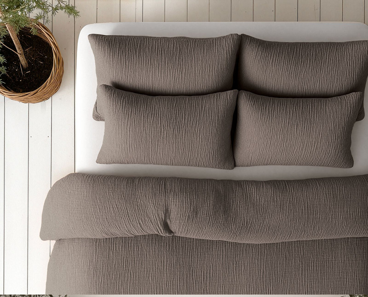 Lazy Dekbed Mousseline Donker Taupe Met Kussenslopen