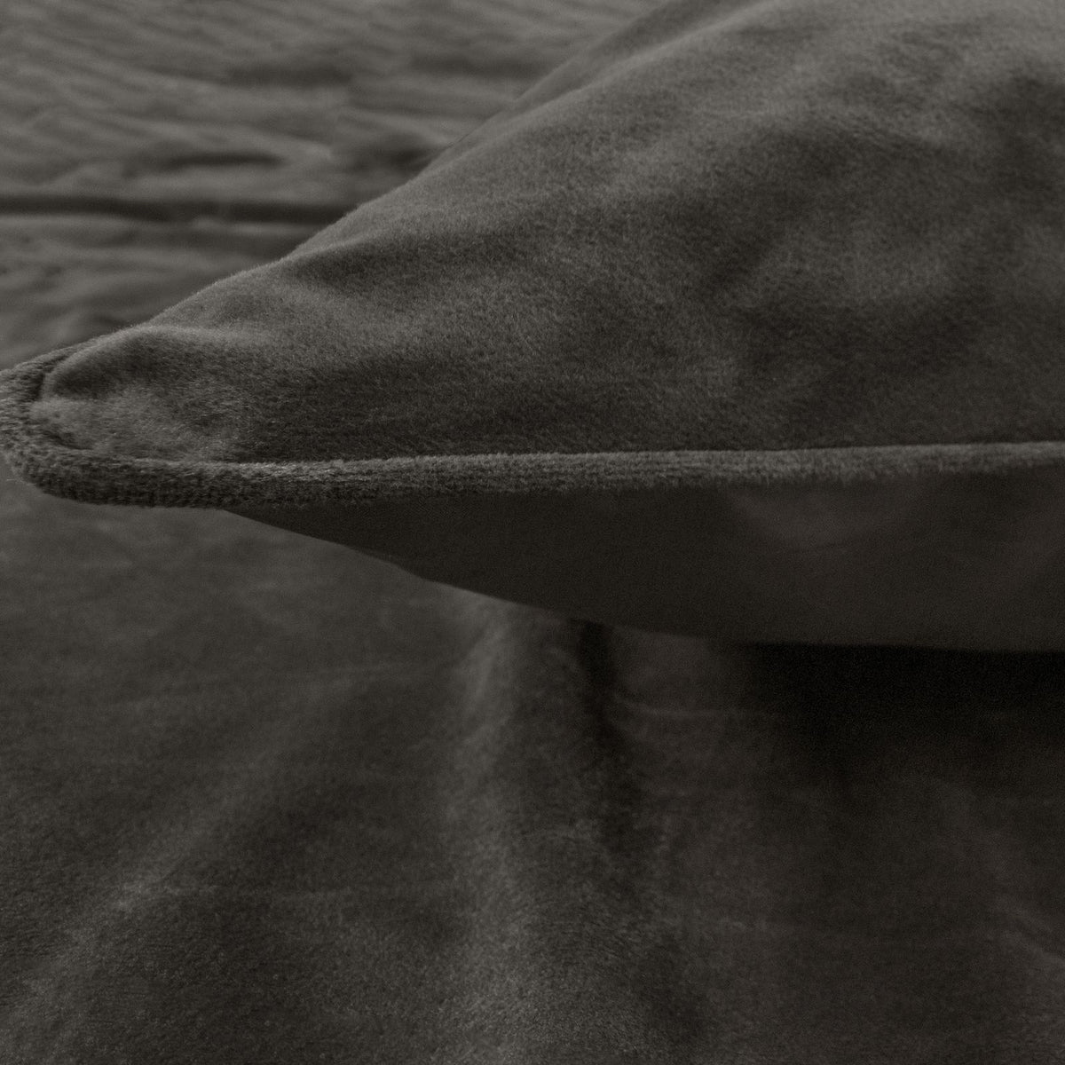 Dekbedovertrek Velvet Piping Deep Taupe